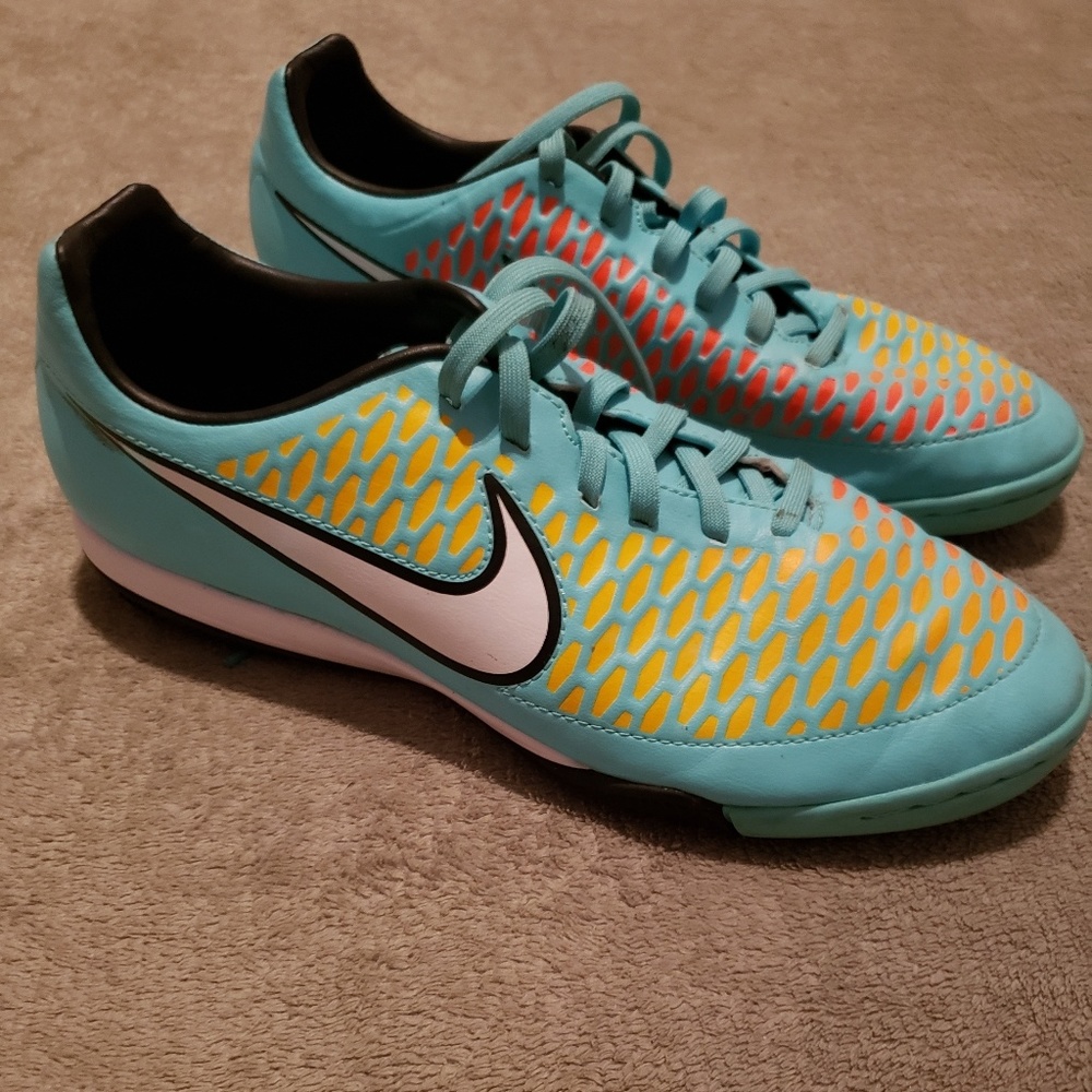 Indoor soccer shoes